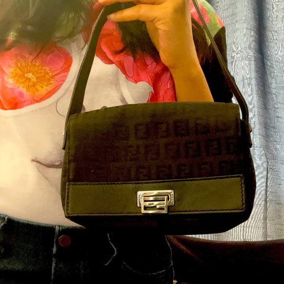 Authentic fendi baguette - Picture 4 of 17